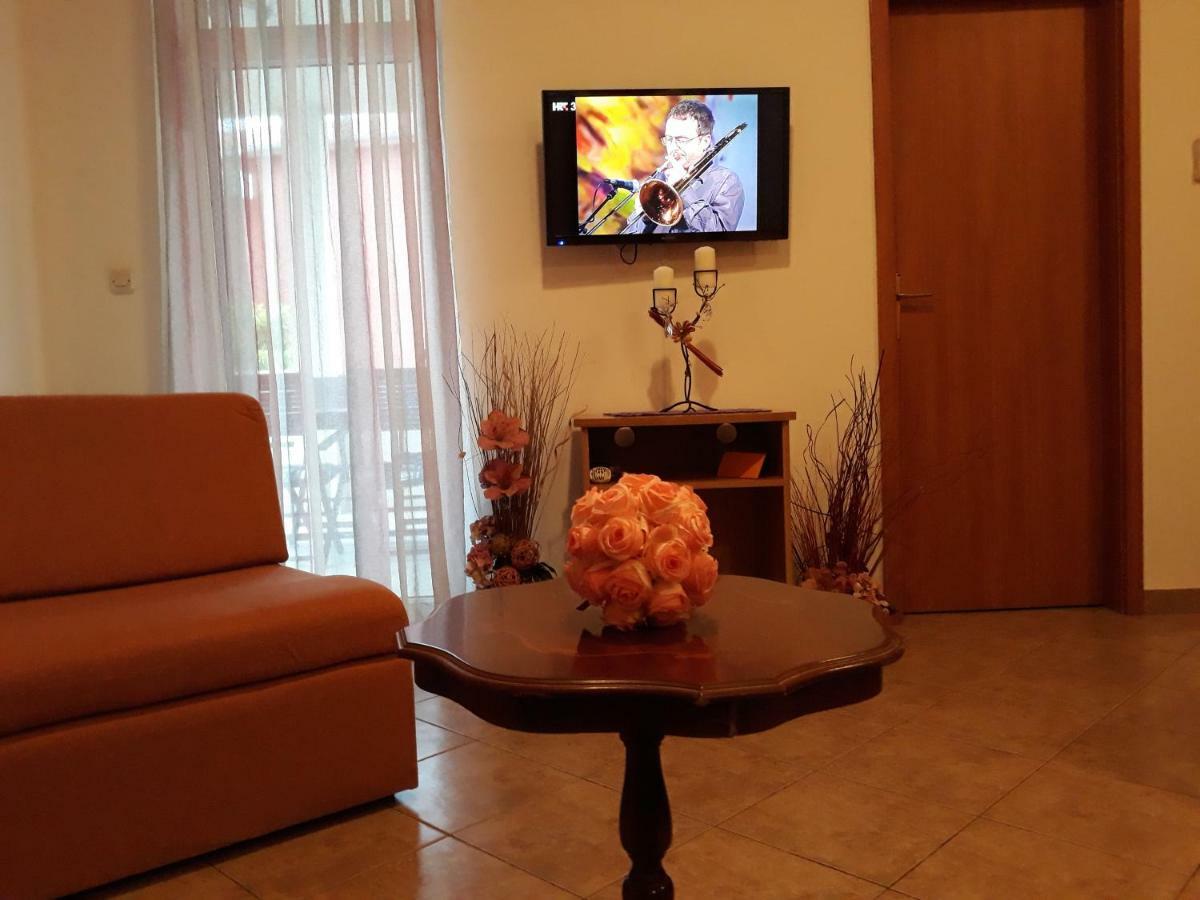 Family Apartments Suzi โรวีน ภายนอก รูปภาพ